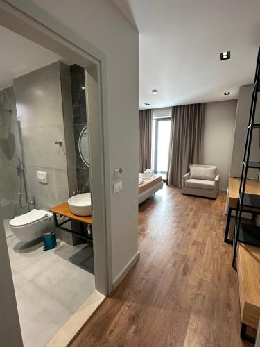 W pokoju znajduje się łazienka z umywalką i toaletą. w obiekcie Hotel Ajden by Mira Mare w mieście Ksamil