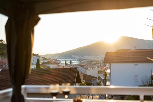 einen Balkon mit Stadtblick in der Unterkunft Beautiful Holiday Home "Villa Relax Oasis" in Trogir