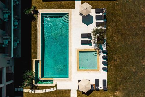 an overhead view of a swimming pool and lounge chairs at AlexMare Hotel Fourka in Skala Fourkas