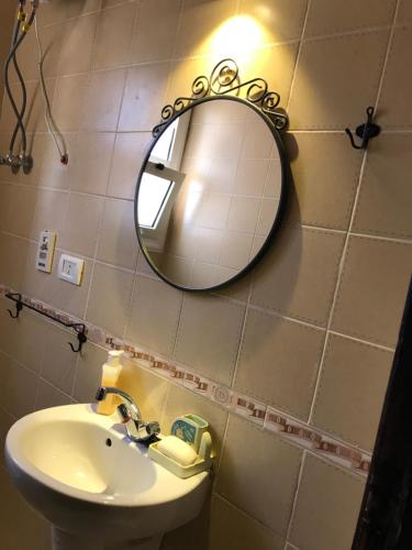 La salle de bains est pourvue d'un miroir et d'un lavabo. dans l'établissement Chalet Marina Wadi Degla Families Only Pool view 2nd floor 6 adults, à Ain Sokhna