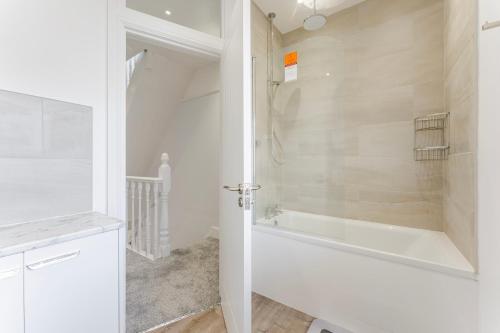 Et badeværelse på Barnacle Nook - Norfolk Cottage Agency