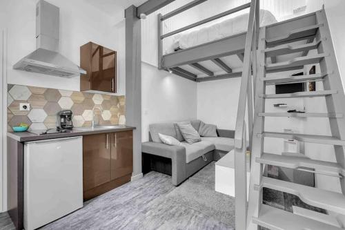 une cuisine et un salon avec un lit mezzanine dans l'établissement Le Matabiau, à Toulouse