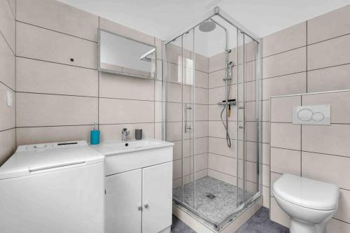 une salle de bain avec une douche, des toilettes et un lavabo dans l'établissement Le Matabiau, à Toulouse