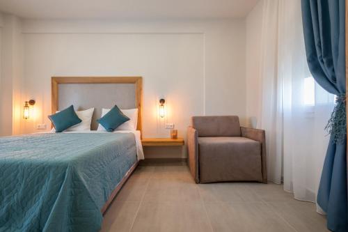 ein Schlafzimmer mit einem Bett und einem Stuhl in der Unterkunft NIRVANA in Plati