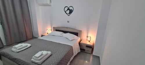 um quarto com duas toalhas brancas numa cama em Elaion Vacation Home em Naxos Chora