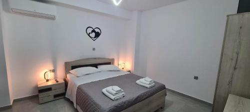 ein Schlafzimmer mit einem Bett mit zwei Handtüchern darauf in der Unterkunft Elaion Vacation Home in Naxos Chora