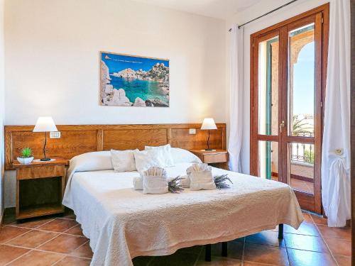 une chambre avec un lit avec deux serviettes dessus dans l'établissement Corallo City View, à Santa Teresa Gallura