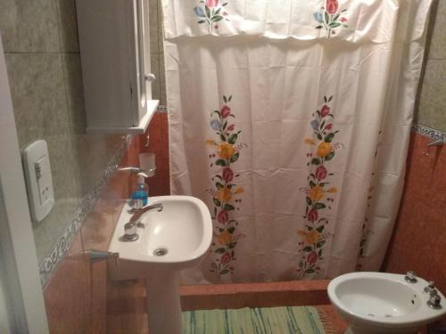 baño con lavabo y cortina de ducha en El Timbo en San José
