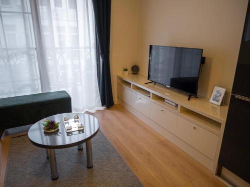 Telewizja i/lub zestaw kina domowego w obiekcie LUXURY Apartment at CORDON REZIDANCE 46