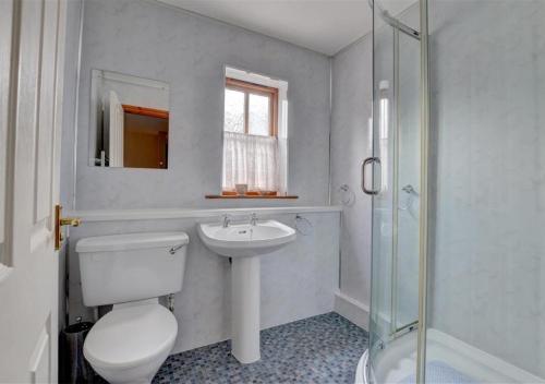 La salle de bains est pourvue de toilettes, d'un lavabo et d'une douche. dans l'établissement 8 Abrahams Quay, à Whitby