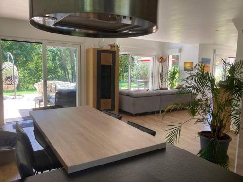 Walbach的住宿－Magnifique maison cadre bucolique，一间带桌子和沙发的用餐室