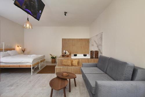 a living room with a couch and a bed at הקצה- The Edge in Sifsufa