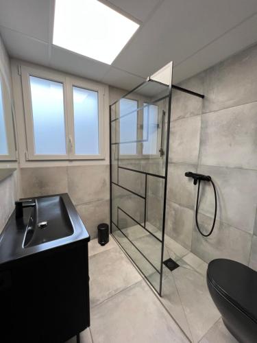 een badkamer met een wastafel en een douche bij Ciel de Cannes in Cannes