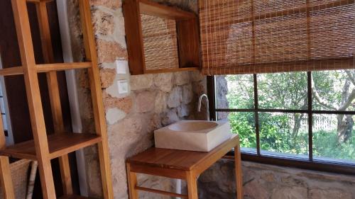 bagno con lavandino in una stanza con finestre di Villa Arca a Les Arcs-sur-Argens