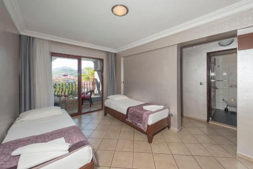 een hotelkamer met 2 bedden en een balkon bij Club Viva Hotel in Marmaris