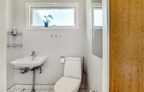 Koupelna v ubytování Amazing Home In Frvang With Wifi