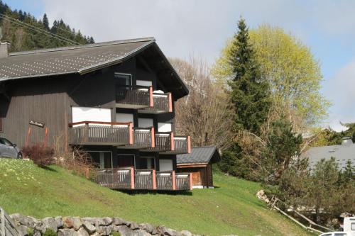 サン・ジェルヴェ・レ・バンにあるMezzanine studio with balcony ski-in ski-out chairlift 5 mins walkの丘の側の家