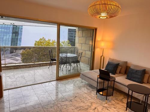 un salon avec un canapé et une table dans l'établissement No.6 La Croisette, à Cannes