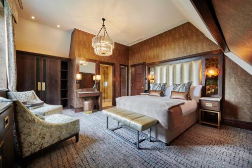 um quarto com uma cama, um sofá e uma cadeira em Aldwark Manor Estate em Aldwark