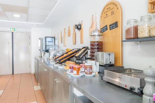Appart'City Confort La Ciotat - Côté Port tesisinde mutfak veya mini mutfak