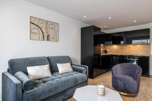 un salon avec un canapé et une cuisine dans l'établissement Magnificent 3room apartment quiet balcony, à Cannes