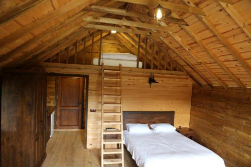 a bedroom with a bed in a wooden room at Çambaşı Armutalan Dağ Evleri in Cambaşı Yaylası