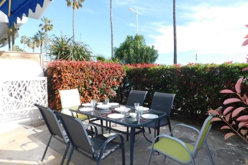 een zwarte tafel en stoelen op een patio bij Charming T3 "Plein Sud" feet in the water air-conditioned in Juan-les-Pins