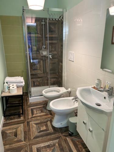 Amica的住宿－Casa Vacanza e B&B，浴室配有卫生间、盥洗盆和淋浴。