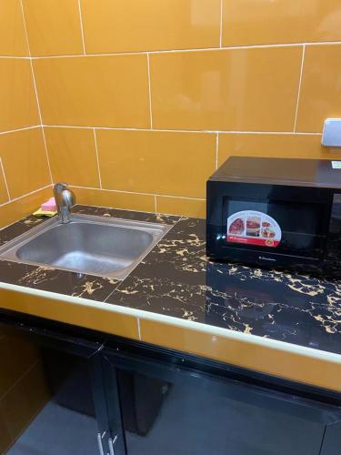 a kitchen counter with a sink and a toaster oven at Dakar-Sénégal mini studio chambre toilette cuisine in Dakar