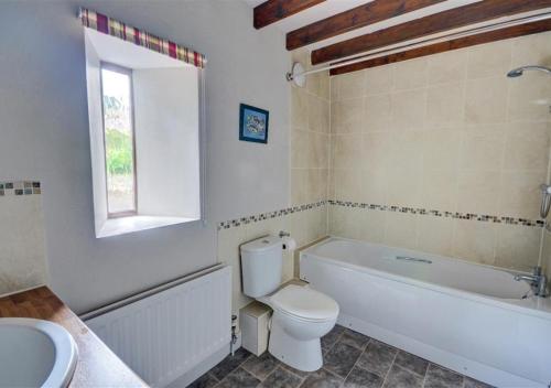 ein Badezimmer mit einem WC, einer Badewanne und einem Waschbecken in der Unterkunft West Close Field Cottage in Melmerby