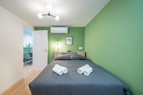 - une chambre avec un lit et 2 serviettes dans l'établissement Hypercentre - 5mn à pied Monaco - AQ, à Beausoleil