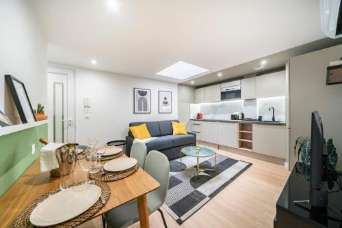 Il comprend un salon avec une table à manger et une cuisine. dans l'établissement 5mn à pied Monaco - Hypercentre - AQ, à Beausoleil