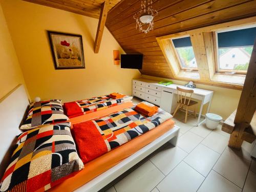 Roggwil的住宿－Bed-International，一间卧室配有两张床和一张书桌