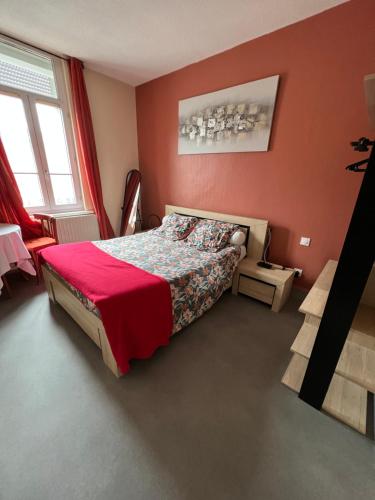 Ein Bett oder Betten in einem Zimmer der Unterkunft Hôtel de Guise SARL