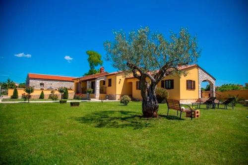 Villa Karin - Mediterranean Charm with Private Pool and Lush Waterfall Gardens