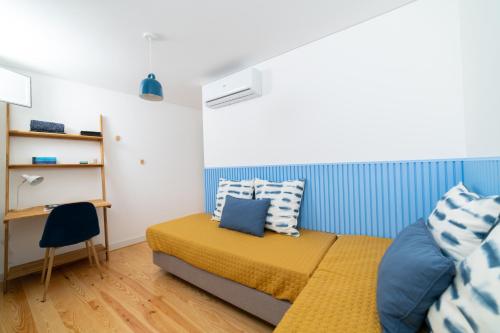 - une petite chambre avec un lit et un bureau dans l'établissement Blue by the River 3 - elegant two-bedroom in Santos, à Lisbonne