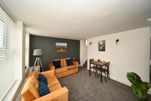 麥克爾斯菲爾德的住宿－Pinfold Suite - Chester Road Apartments By，客厅配有沙发和桌子