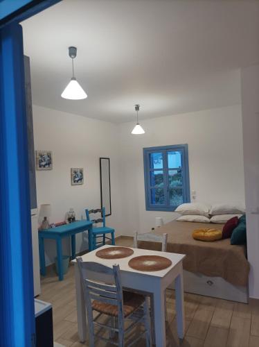 a living room with a table and a bed at Remezzo in Mochlos