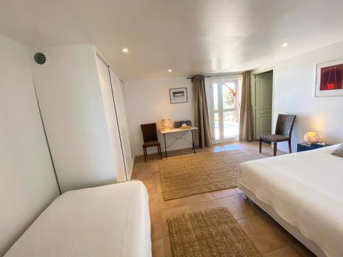 Photo de la galerie de l'établissement Le Roc - magnificent villa with amazing sea sight, à Saint-Jeannet