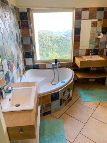 Photo de la galerie de l'établissement Le Roc - magnificent villa with amazing sea sight, à Saint-Jeannet