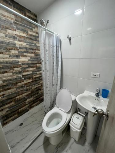łazienka z toaletą i umywalką w obiekcie Hermoso apartamento central w mieście Montería