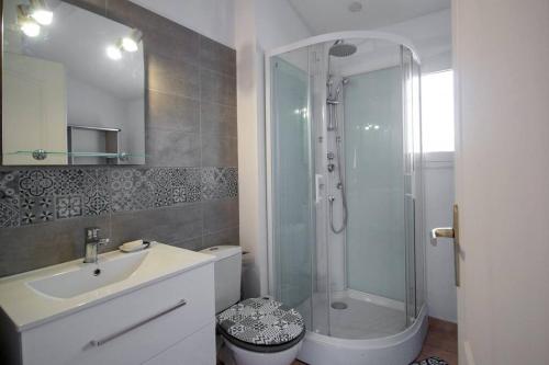 une salle de bain avec une douche, des toilettes et un lavabo dans l'établissement La Maisonnette YourHostHelper, à Gruissan
