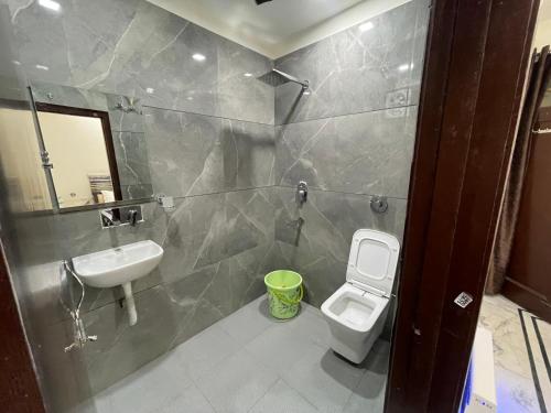 een badkamer met een wastafel en een toilet bij Homestay Comforts 500m from Amritsar Airport in Amritsar