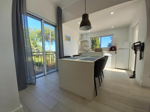 a kitchen with a island with chairs and a counter top at Villa Girassol met zwembad in Alcantarilha