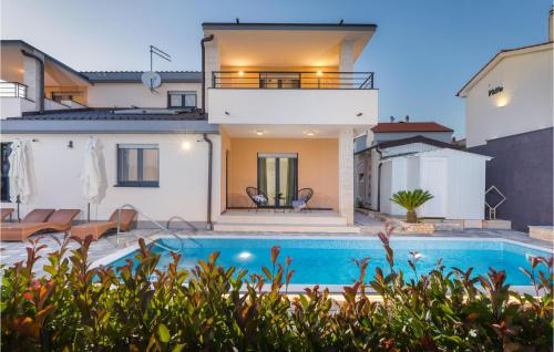 Villa con piscina frente a una casa en Nice Home In Stinjan With Wifi en Štinjan