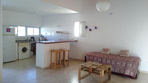 cocina y sala de estar con sofá y mesa en CasaNorte Hospedaje en Miraflores, Catamarca 