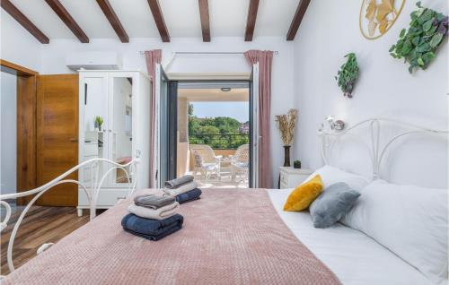 1 dormitorio con 1 cama con toallas en Nice Home In Stinjan With Wifi en Štinjan