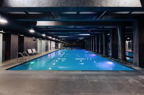 - une grande piscine dans un bâtiment dans l'établissement Bliss Residence & Spa, à Budapest