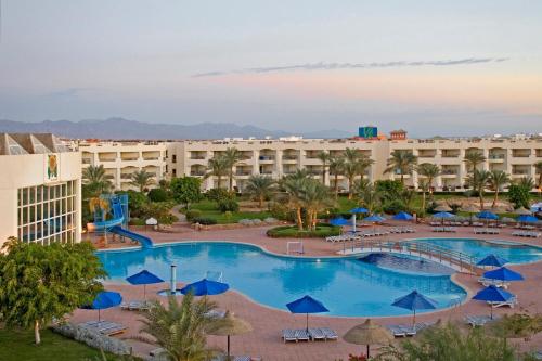 Aurora Oriental Resort Sharm El Sheikh veya yakınında bir havuz manzarası