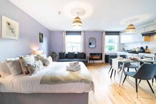 um quarto com uma cama grande e uma sala de estar em [Bayswater-Hyde park] London Studio Apartment em Londres
